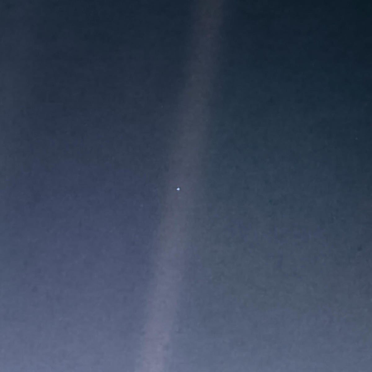 NataliaVartan's tweet photo. Hoy hace 36 años que la sonda Voyager 1 tomaba una de las fotos más famosas de la historia de la astronomía. Se trata de la Tierra vista desde aproximadamente  6000 millones de kilómetros y sirvió a Carl Sagan para su mítico discurso sobre el punto azul pálido en el que vivimos. https://t.co/RNMyNVlIKf