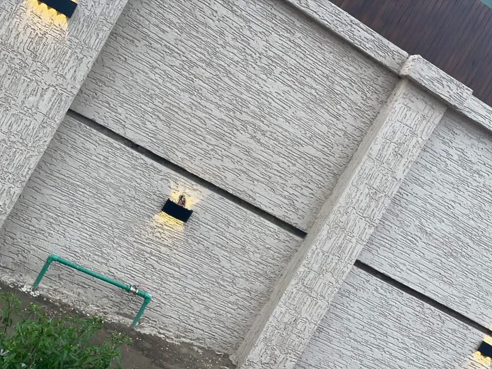 WorldPlaymaker's tweet image. I’m pretty sure that most of you know about this Gravitex paint or Grafiato 

Yes it’s a textured wall paint mainly for exterior uses,it’s widely known for it’s durability, strong weather resistant and decorative finishes 

I bet you don’t know it also has some disadvantages?🎯