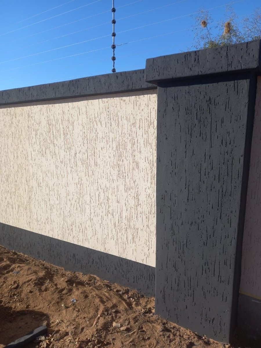 WorldPlaymaker's tweet image. I’m pretty sure that most of you know about this Gravitex paint or Grafiato 

Yes it’s a textured wall paint mainly for exterior uses,it’s widely known for it’s durability, strong weather resistant and decorative finishes 

I bet you don’t know it also has some disadvantages?🎯