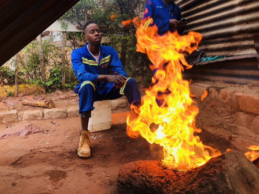 el_siyabonga's tweet photo. Que light the fire and let it burn by itself 😂😂#BBMzansiS6 https://t.co/nGlVWyA5gB