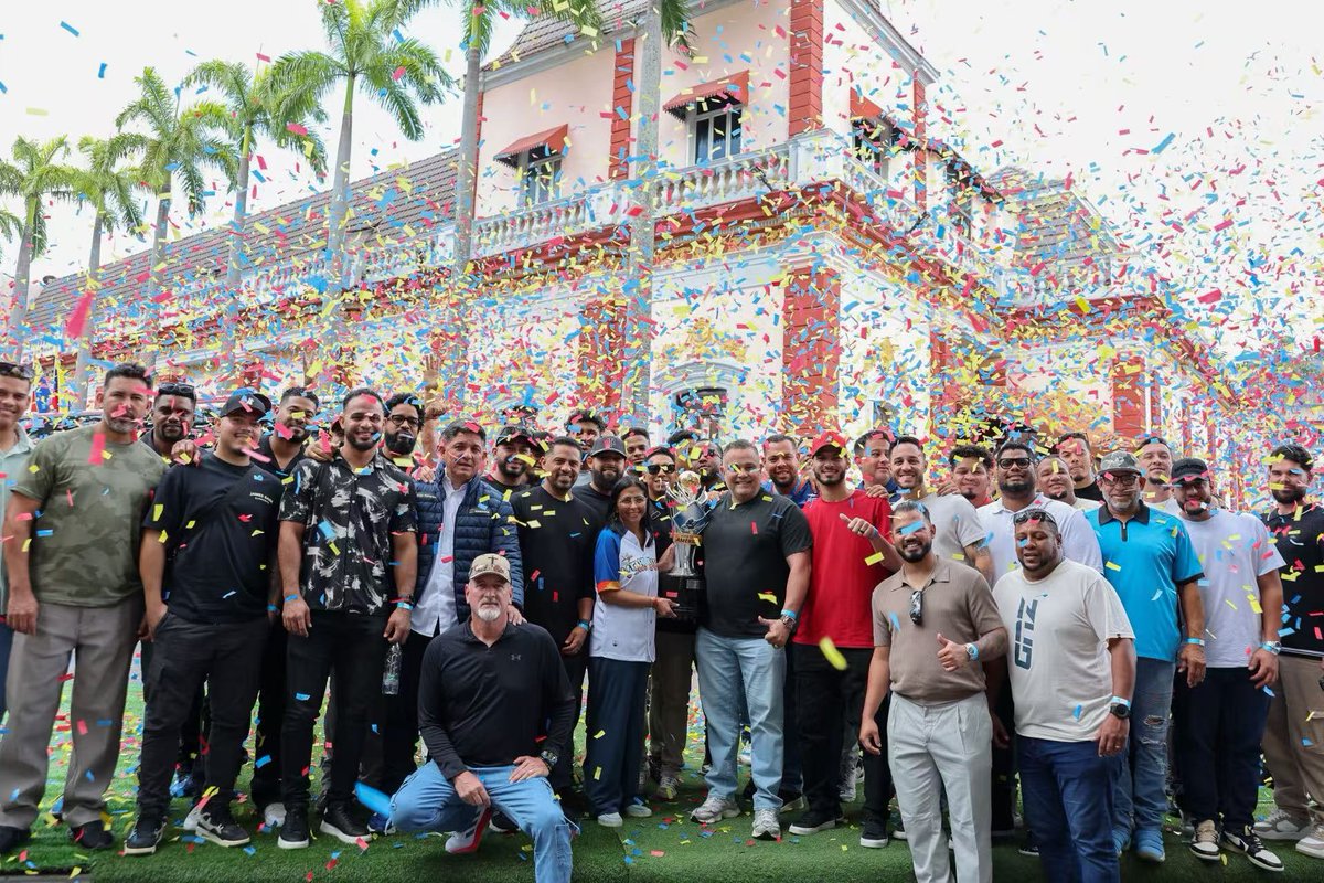 Las fotos del día! La Presidenta recibe a los campeones 🇻🇪

La Serie de las Américas 2026 tiene nuevo monarca: Navegantes del Magallanes. Y es que el campeón de Venezuela no pudo lograrlo de otra manera sino con una remontada, imponiéndose al final por 10 a 9 a Caimanes de