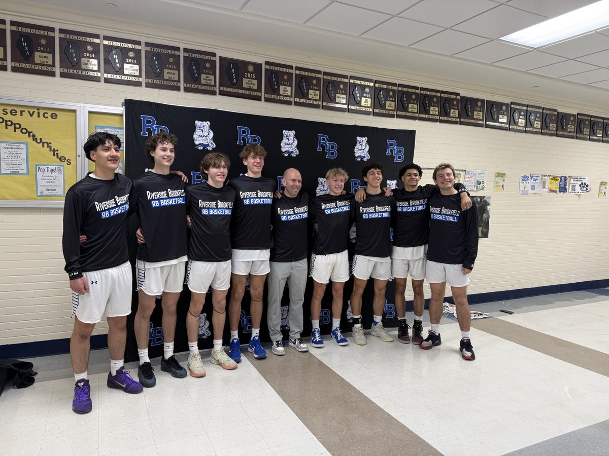 MikeReingruber's tweet photo. Senior Night @ Riverside Brookfield!  Thanks to Ben Biskupic, Walker Burns, Colin Cimino, Liam Enright, Aaron Guzman, Peter Laube, Cameron Mercer, &amp; Charlie Sloan for all of your hard work and dedication to our program the past 4 years! Go Bulldogs! ⁦⁦⁦@rbhsathletics⁩ https://t.co/uOARUfiDOf