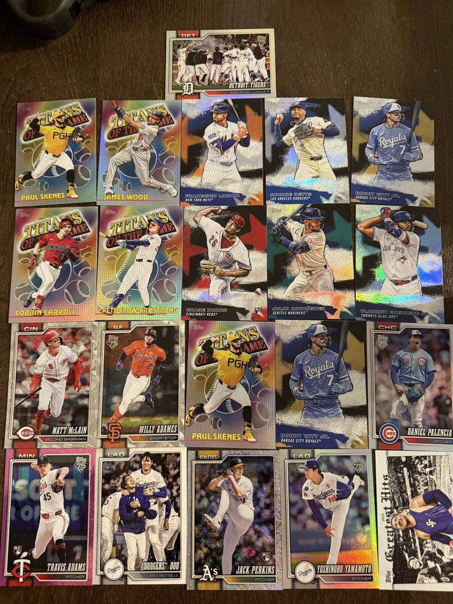 theeTattedTy's tweet photo. @wweguy132 @FattyMatty1982 @picksbymids @CardPurchaser @Topps From 4 fat packs and a hanger, no real “bangers” https://t.co/ODN0DclrwC