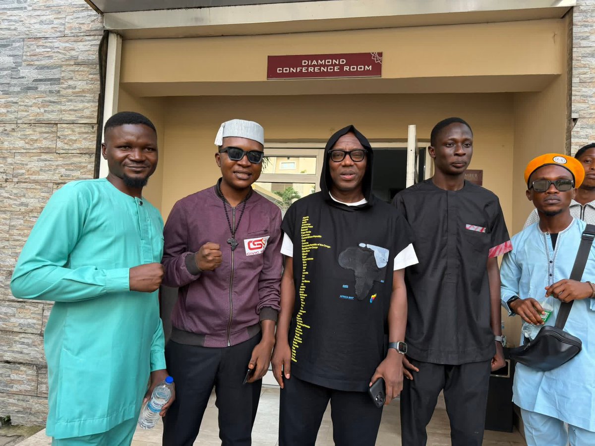 Miczee_11's tweet photo. Fall in love with freedom hangout with OMOYELE SOWORE.
#AAC
#SOWORE27 https://t.co/x8T80UNudx