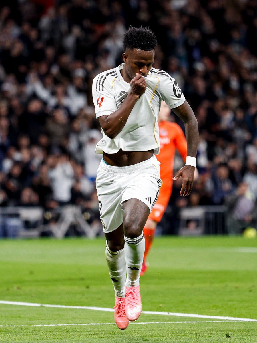 ريال مدريد 4 ريال سوسيداد 1 | نهاية المباراة

صدارة مؤقتة واداء مقنع،
وربما افضل مباراة لريال مدريد مع اربيلوا حتى الان.

ثنائية فالفيردي وارنولد اعجبتني جدا،
توازن، حركية، وتأثير واضح في نسق اللعب.

مستوى رائع من فينيسيوس جونيور،
وحضور مريح لعدة اسماء قدمت اداء لائقا ومنضبطا.