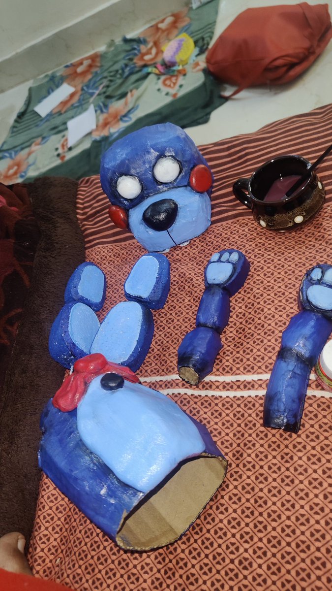 evarashiva1's tweet photo. some of you asked how I manage to make this peak , actually everysingle thing you can see in this cosplay is handmade the (bonbon) is made of cardboard,black sheet hat , foam props I use white vest as a blazzer , the mike is actually a ginger crusher . 

#cosplay #FNAF #cosplayer https://t.co/uw27OWgsRr