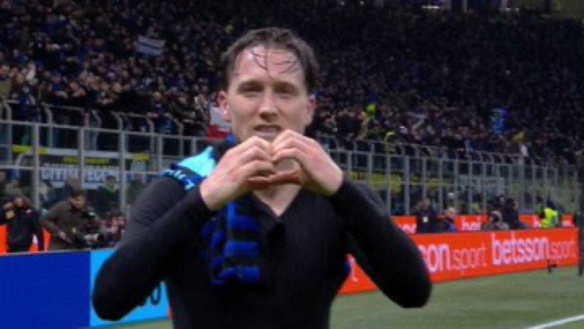 Aleee_Inter's tweet photo. Rubare contro la juve è come rubare un quadro dal Louvre: più che il furto fa più rumore lo scandalo

+8, +12, +15. Buona notte a tutti 🖤💙 https://t.co/EcQcAneHf8