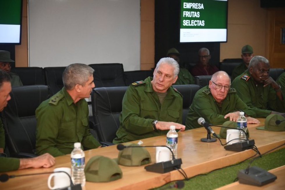 El país sin electricidad pero ahí están esos dinosaurios vestidos de verde. De reunión en reunión con aire acondicionado y sin resolver nada. Y así llevan 67 años. Nadie los eligió. Lárguense ya.