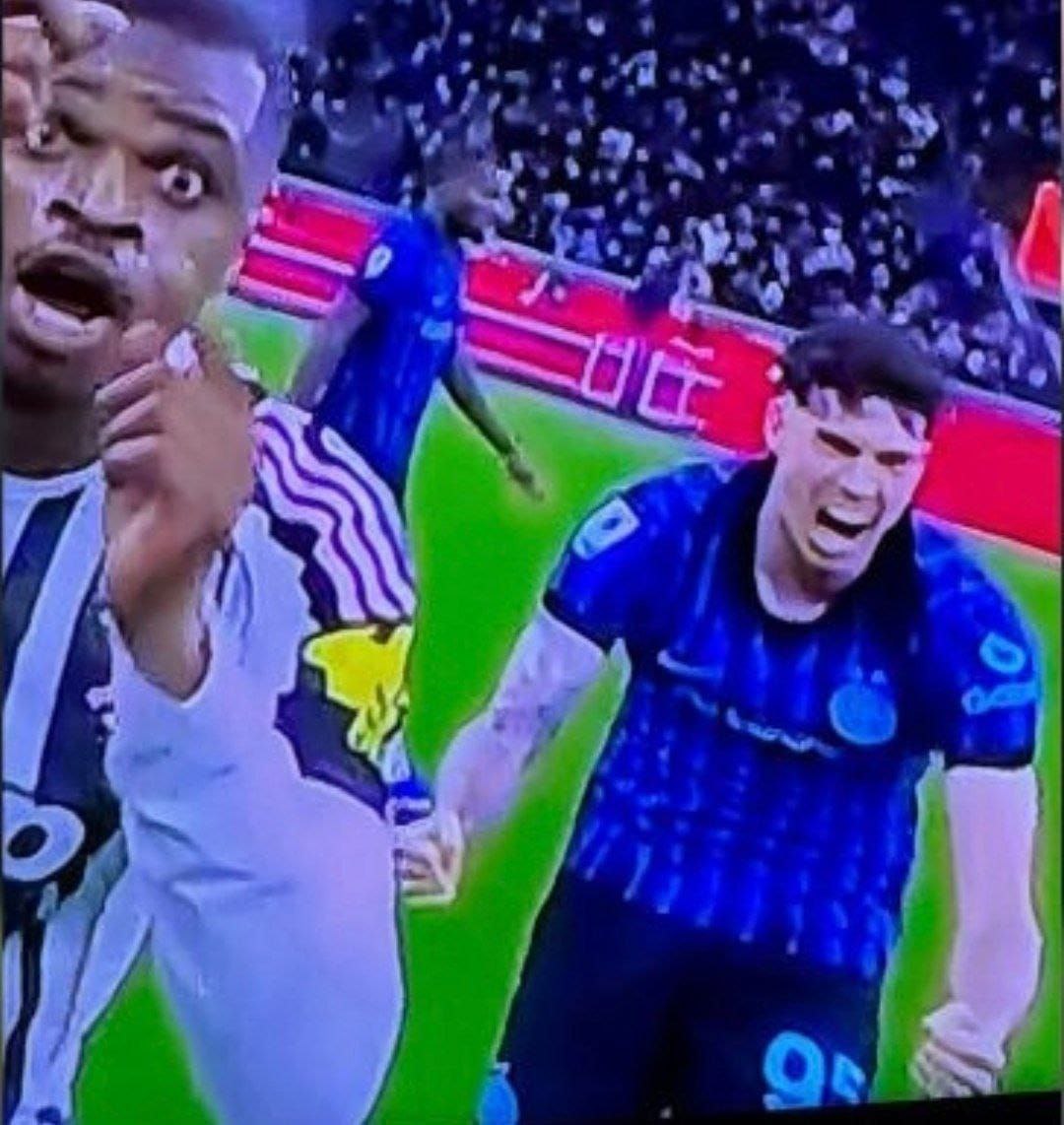 Come spiegherai ai tuoi figli questa immagine quando gli parlerai dei valori dello sport?Caro #AlessandroBastoni. <a href="/Inter/">Inter ⭐⭐</a> <a href="/juventusfc/">JuventusFC</a> #InterJuventus