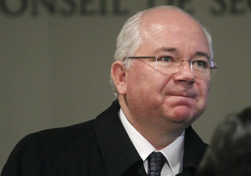 Los recuerdan, Rafael Ramírez y su compinche Illaramendi. Entre ambos dispusieron de $ 500 millones del fondo de pensiones de PDVSA ... Rafael está disfrutando en Suiza, y su socio está preso en EEUU por ese delito. Parte del dinero se perdió. En China ya los hubiesen fusilado.