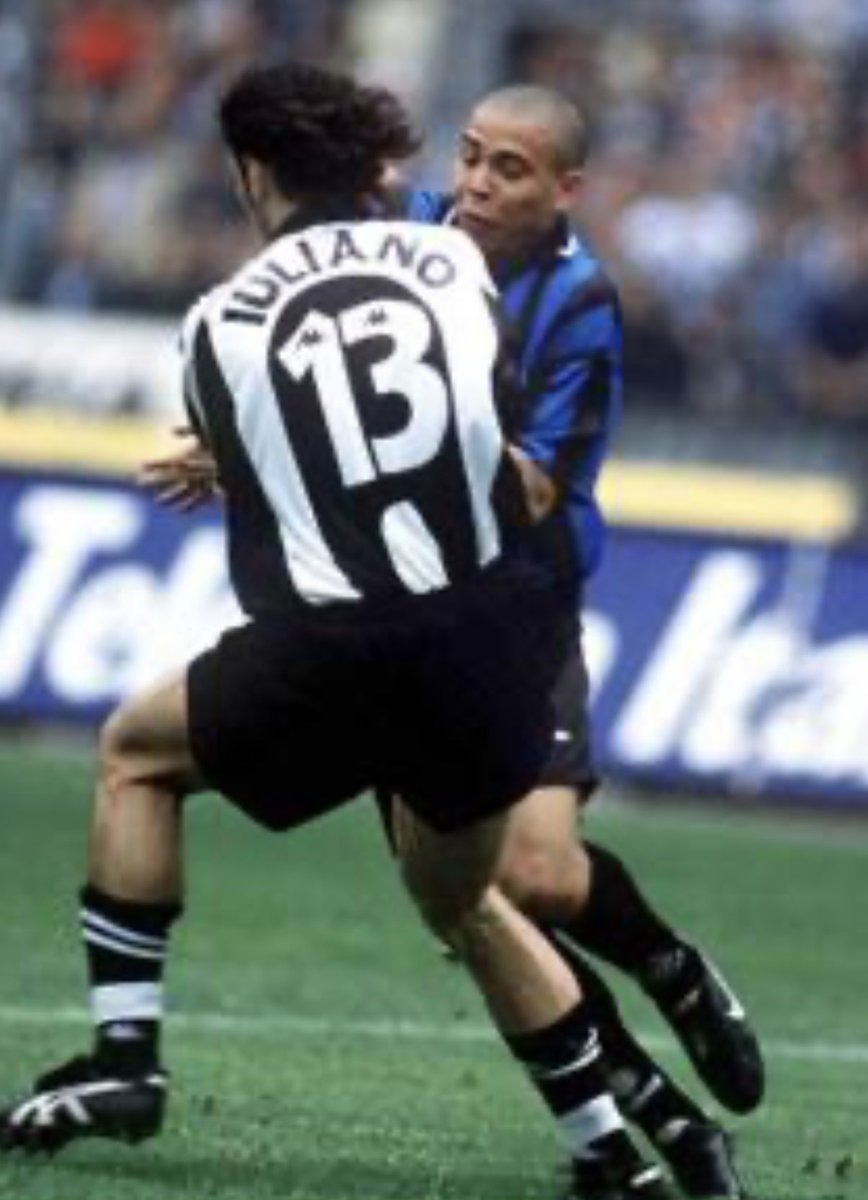 117 سنة، لم يسرقو ثلاثة نقاط ،بل بطولات باكملها،وماحدث اليوم شيء تاريخي بعد اكثر من 117 عام ،يحصل انتر على اول هدية تحكيمية امام لص ايطاليا الوضيع ..
مبروك لكل جمهور الانتر وجعل كل الكالشيو يحترق ..

فووورزا إنتر