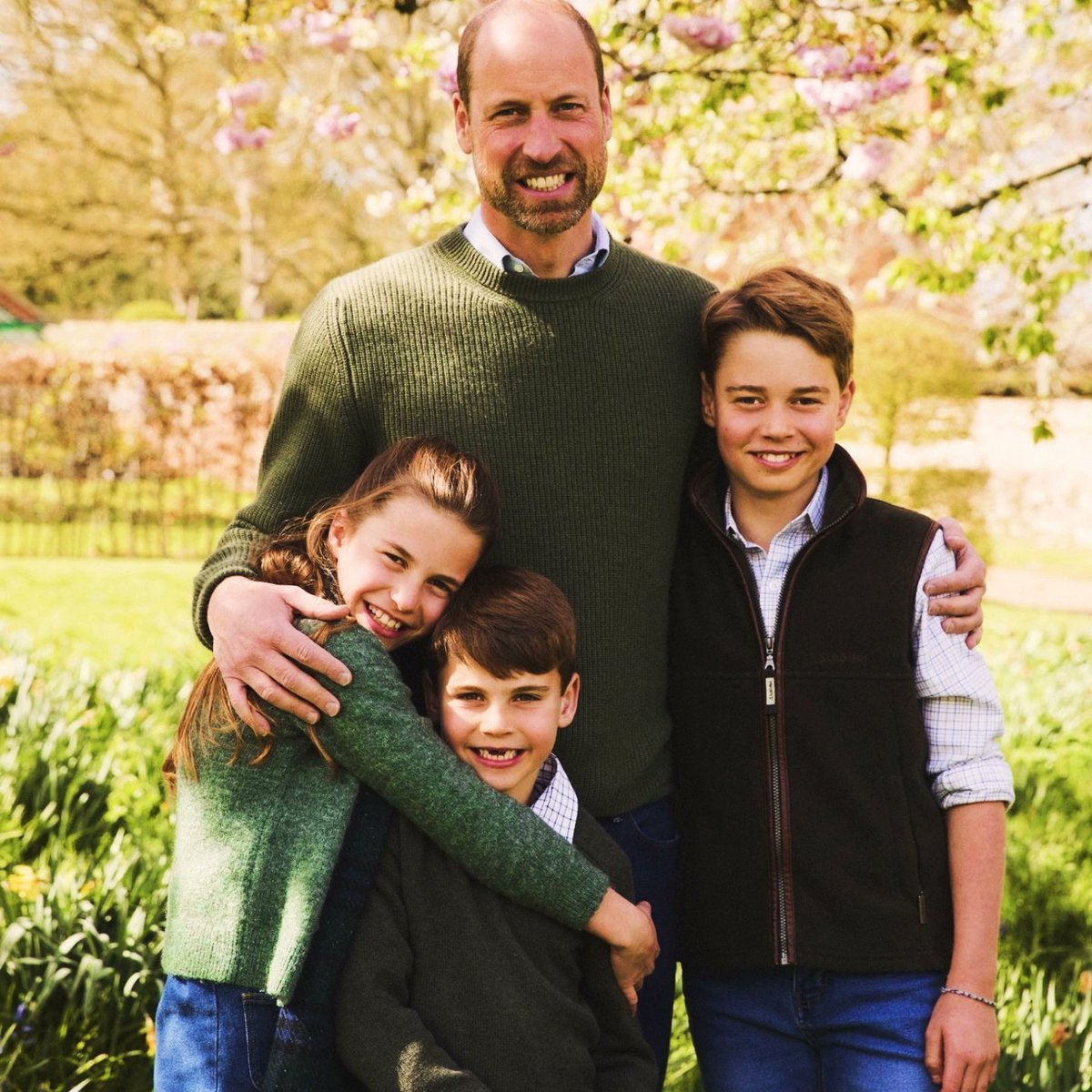 This is what a real photo of a loving and protective father with his three beautiful and precious babies looks like.❤️