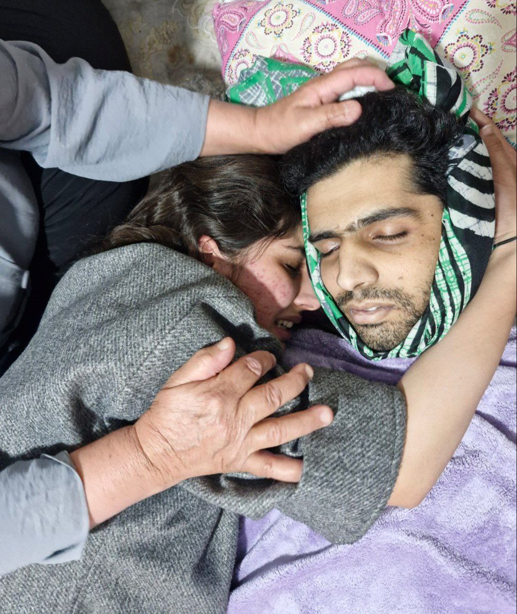 ⚠️ پیکر بی‌جان جوان ۲۴ ساله در آغوش عزیزش
عکس دریافتی: '#امیرمحمد_باباخانلو، سرپرست خانواده، که پنجشنبه ۱۸ دی زخمی شده بود بعداز سه عمل جراحی سنگین صبح ۲۵ بهمن به دلیل آمبولی ریه علی‌رغم دریافت منظم ضدانعقاد و ۴۰ دقیقه احیا جانش رو از دست داد.'
گویا گلوله به شکمش خورده بود.
#Iran