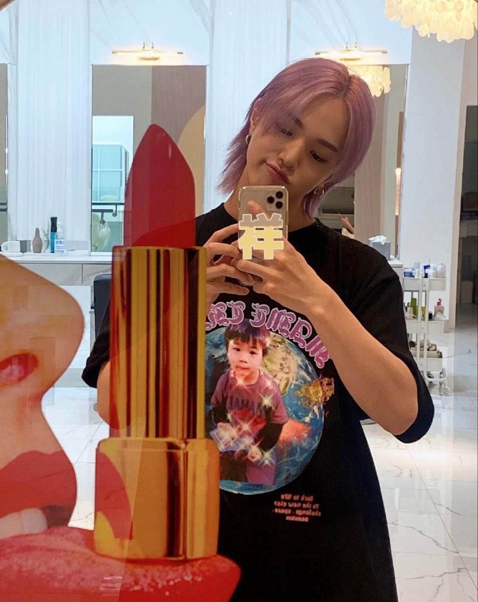 紫色の髪の少年がまめちゃんジャケットを着て自撮りをしています