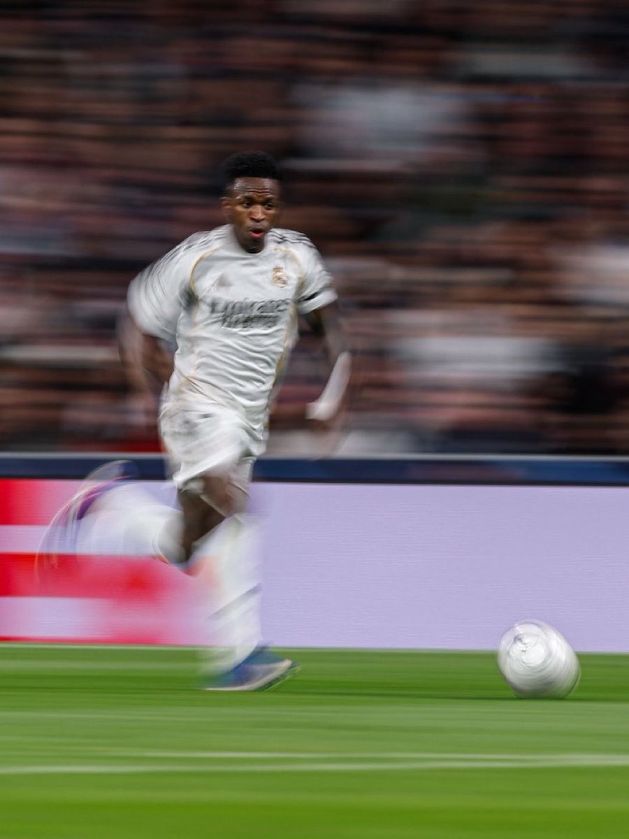 عندما يركز على كرة القدم ستشاهد " رجال " بالملعب