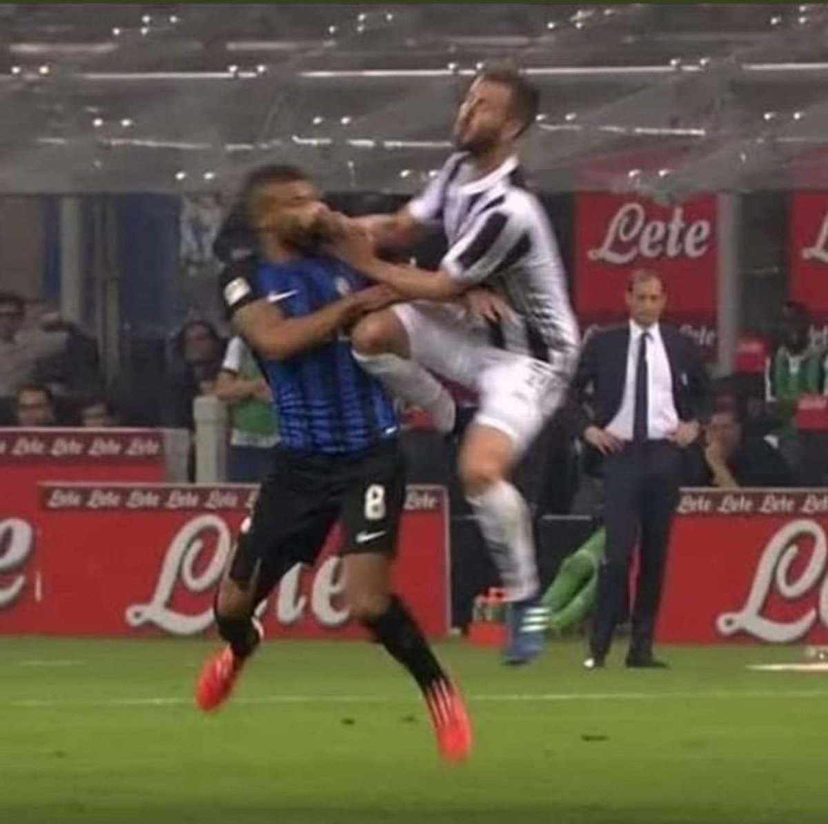 اي يوفنتني يصيح اعطه الصوره ذي وبيسكت علطول