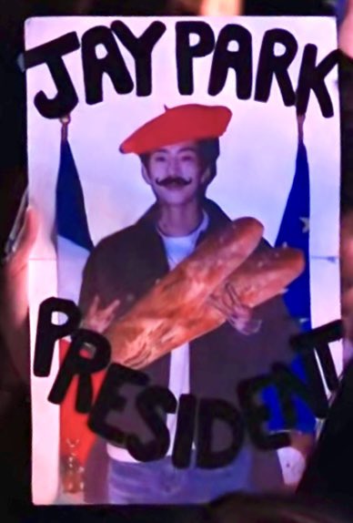 앜 포스터 너무 귀여워ㅋㅋ 준비해오신 팬분 귀엽당,, 수염도 붙여주고 바게트도 손에 쥐어줌🥖🥖🇫🇷❣️