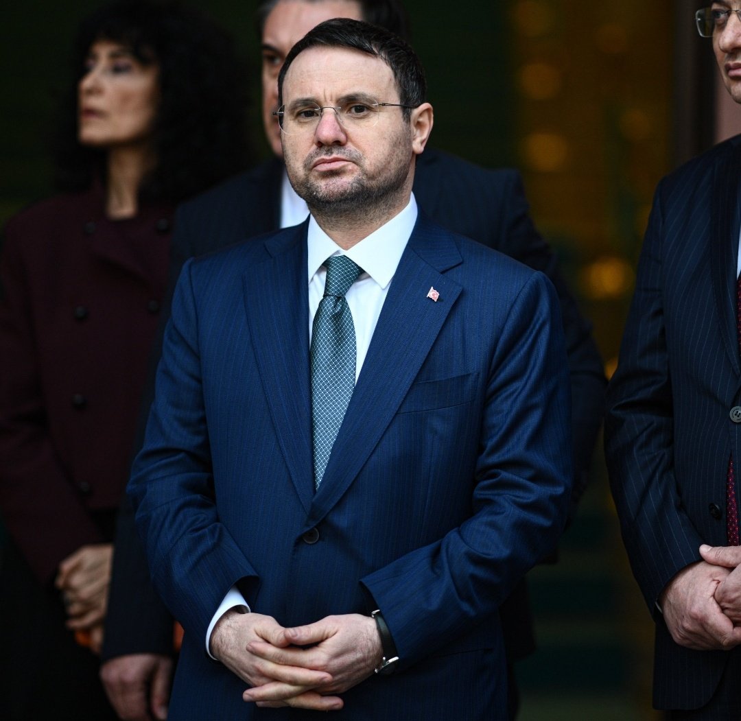 🔴 Adalet Bakanı Akın Gürlek:

Önce içicileri aldık. Sosyal medyadaki ünlü isimler bu yüzden alındı. Daha sonra torbacılarını aldık. Daha sonra İstanbul’daki 4 ana dağıtıcıyı tespit ettik.

Şimdi sıra Baronlarda.