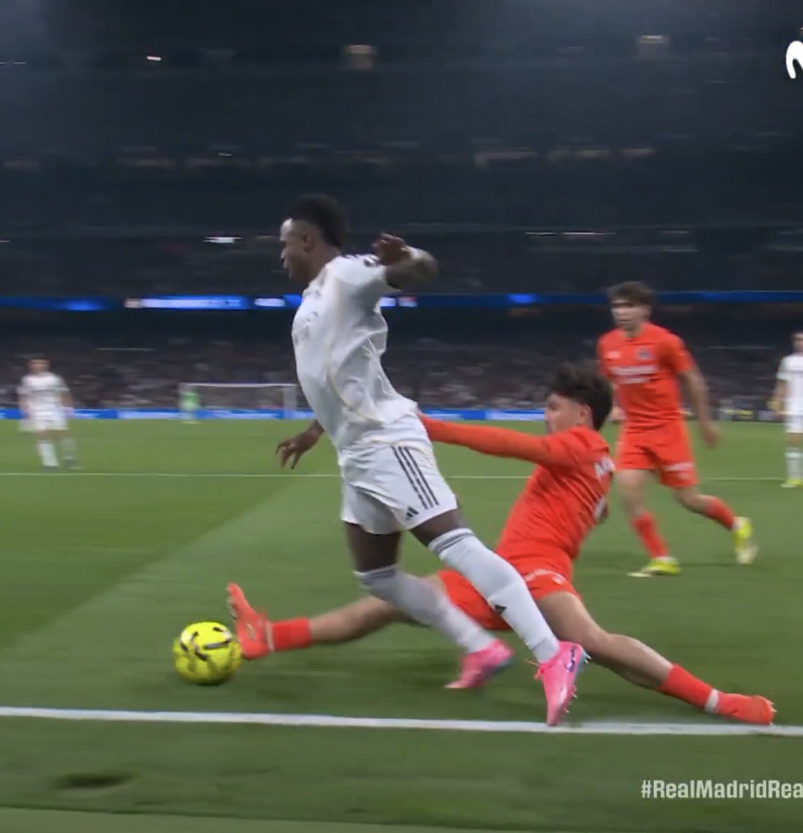 kgkairo's tweet photo. Penalti a favor del #RealMadrid contra la #RealSociedad El VAR no entró, escandaloso. https://t.co/XDcsj5Usov