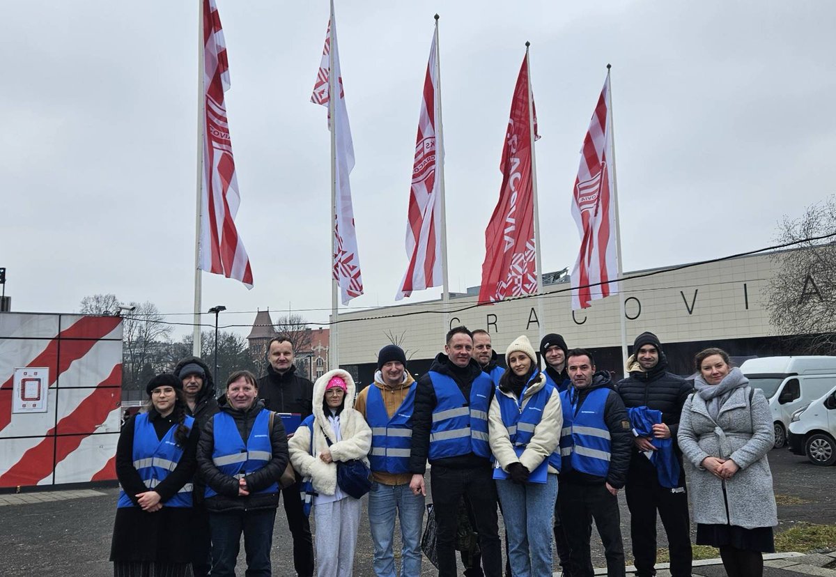 JanekSacha's tweet photo. Zbieramy, nie gadamy! 😎 Kolejne wsparcie z Brzeska dla ekipy z Krakowa. Dzięki za każdy podpis, kibice Cracovii i mieszkańcy, robicie świetną robotę! 🫡 

Mamy już ponad 50 tys. podpisów i działamy dalej. Info o zbiórkach i karty: https://t.co/yqTlFMFNQV

#StopSCT #RuchNarodowy https://t.co/TVbUKKXpZX