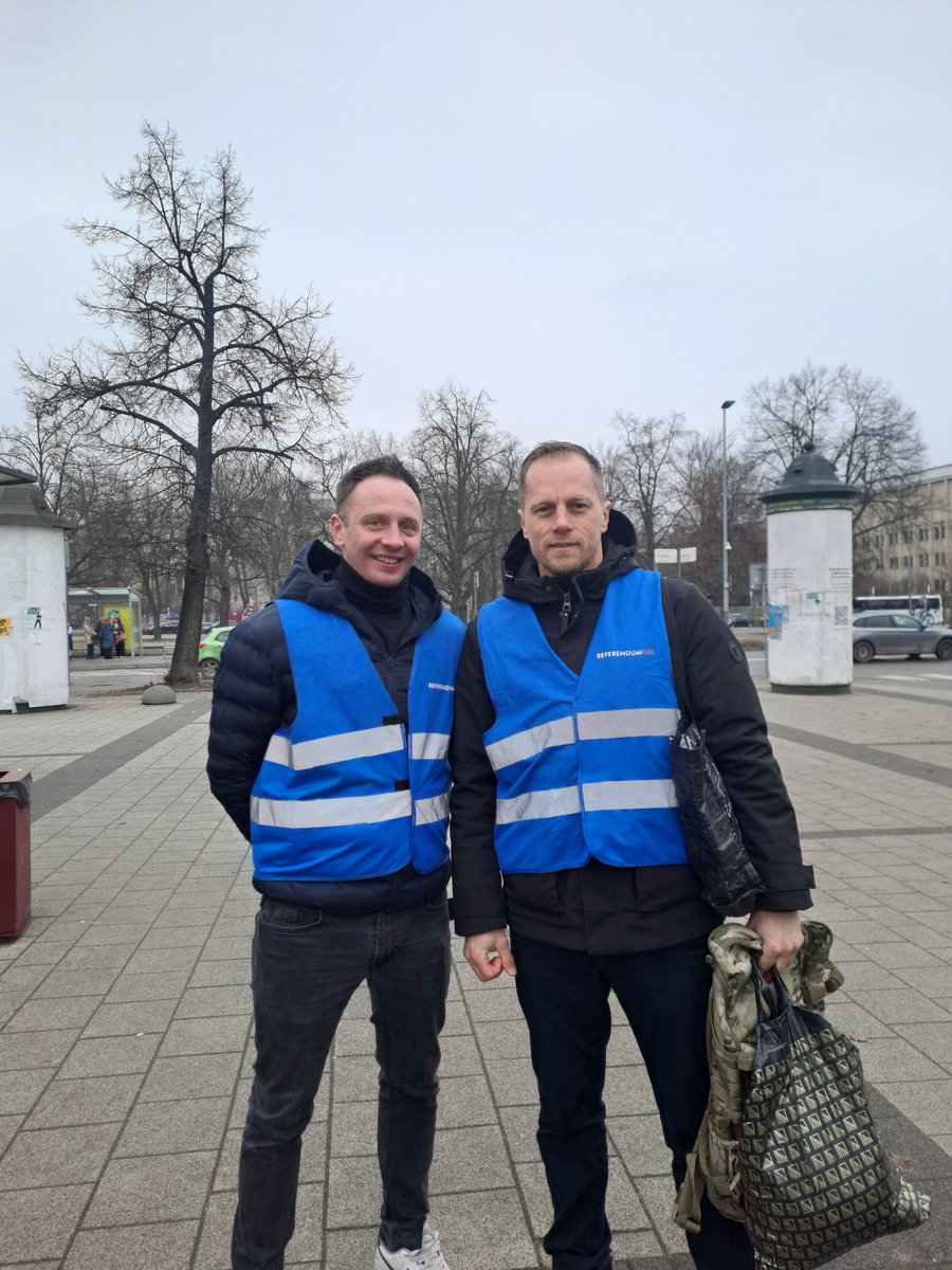 JanekSacha's tweet photo. Zbieramy, nie gadamy! 😎 Kolejne wsparcie z Brzeska dla ekipy z Krakowa. Dzięki za każdy podpis, kibice Cracovii i mieszkańcy, robicie świetną robotę! 🫡 

Mamy już ponad 50 tys. podpisów i działamy dalej. Info o zbiórkach i karty: https://t.co/yqTlFMFNQV

#StopSCT #RuchNarodowy https://t.co/TVbUKKXpZX
