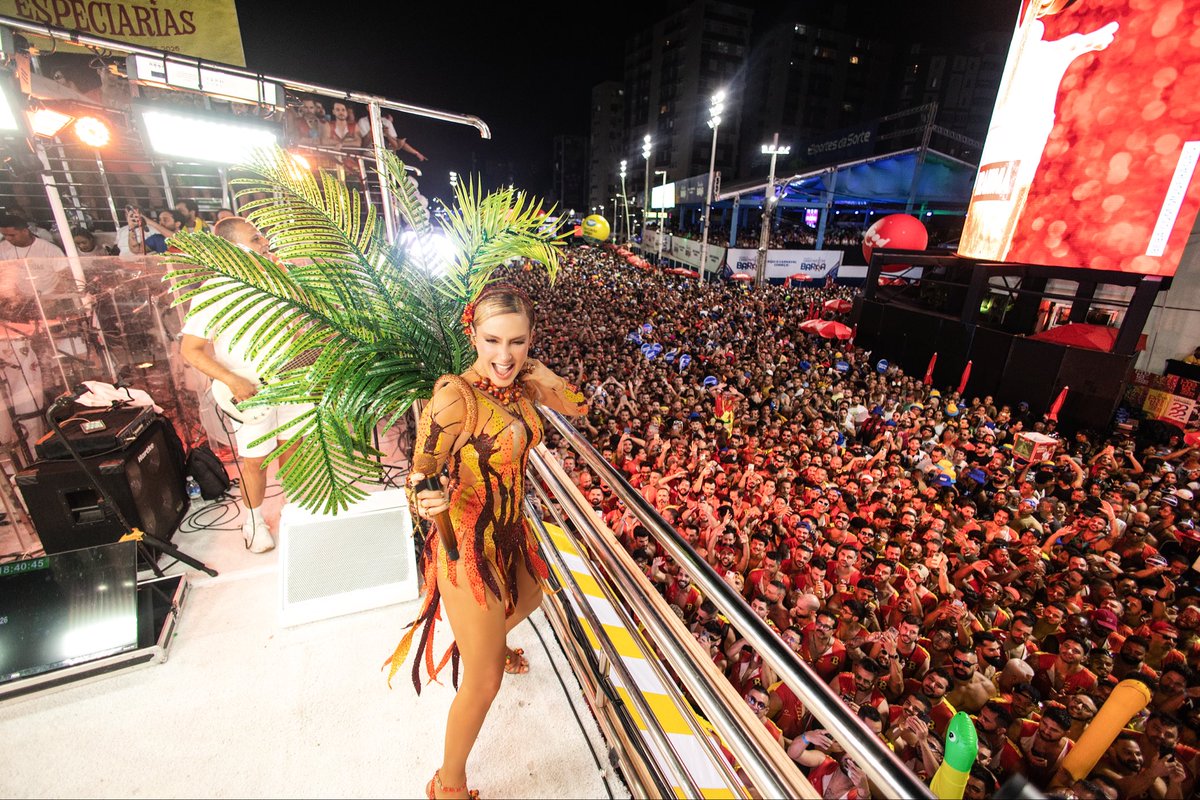 ClaudiaLeitte's tweet photo. Te amos, meu Blow Out 🥹 Obrigada por mais um ano incrível ♥️ #CarnavalClaudiaLeitte https://t.co/UwLlx8EFG3