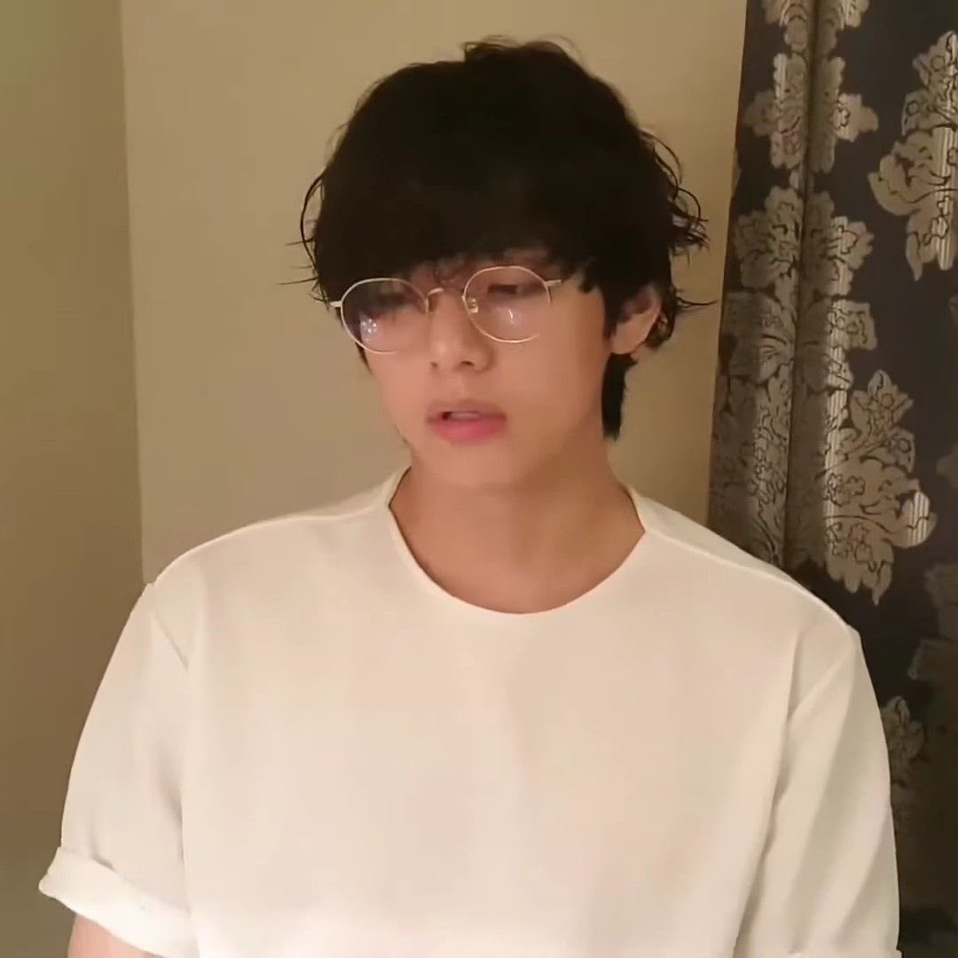 sklboykiu's tweet photo. GOOD MORNING and HAAAAAAAPPY VALENTINES DAAAAAY it’s like valentines day Twice for me (it’s sunday but for the rest of the world it’s Saturday) people are posting their valentine posts for the person they love love is in the Air im addicted to it #ILOVELOVE #Qfacts https://t.co/pHdpWiMqiY