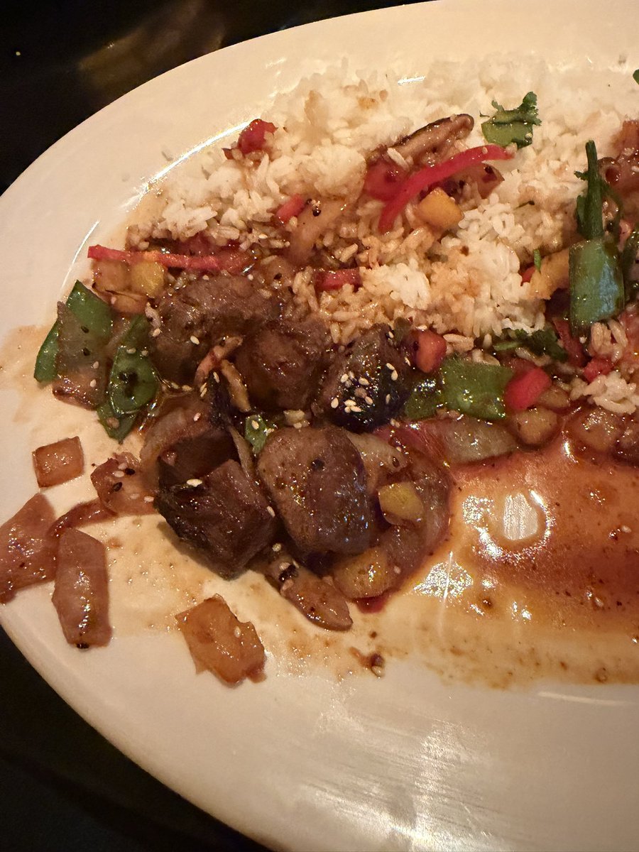 jwhitey302's tweet photo. @Cheesecake wow at this portion, cost a whole $28!!! https://t.co/Nn7ZkOzJu2