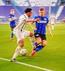 مشجع اليوفي زعلان من الزرفه😔