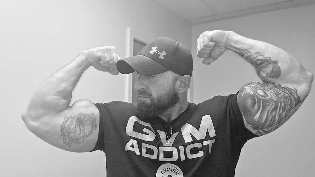 Majorrob101's tweet image. JUST ALPHA AF!!! #alpha #muscle #dadbod #gymaddict #cashmaster #bicep #king #wheights