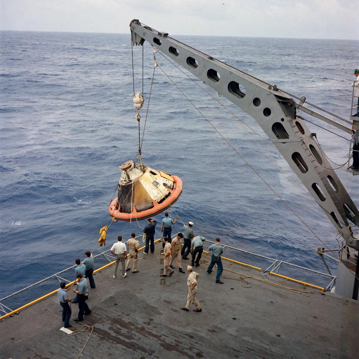 Boneyardsafari's tweet photo. Here is Apollo 4 Command Module, with flotation collar still attached, being hoisted aboard the USS Bennington CVS-20 in 1967. #apollo4 #ussbennington #boneyardsafari #aviationsafari https://t.co/b4BMUWbmo5