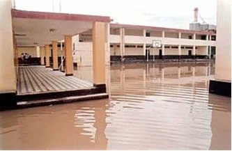 hombredeltiempo's tweet photo. Hace 28 años #Chiclayo recibió alrededor de 110 mm de lluvia en una sola jornada medidos en el Aeropuerto. 
Nunca hubo nada igual en la historia de la ciudad desde que hay mediciones.
Estuve allí. El mar registraba entre 29°C y 30°C en San José.
La tormenta estalló en la línea de costa y se extendió radialmente. Brutal. (Quien tenga imágenes GOES-8 puede verlo)