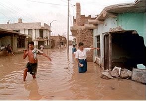 hombredeltiempo's tweet photo. Hace 28 años #Chiclayo recibió alrededor de 110 mm de lluvia en una sola jornada medidos en el Aeropuerto. 
Nunca hubo nada igual en la historia de la ciudad desde que hay mediciones.
Estuve allí. El mar registraba entre 29°C y 30°C en San José.
La tormenta estalló en la línea de costa y se extendió radialmente. Brutal. (Quien tenga imágenes GOES-8 puede verlo)
