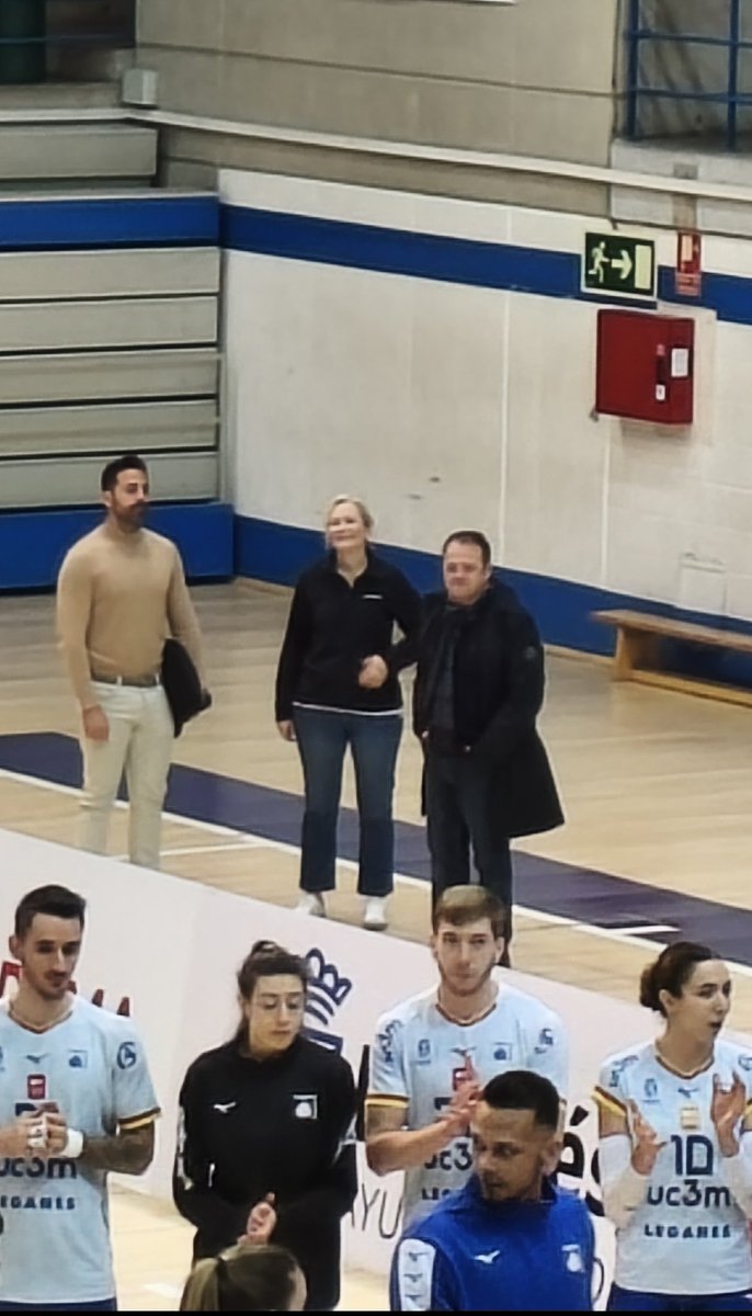 Concejal de VOX Leganés apoyando el voleibol