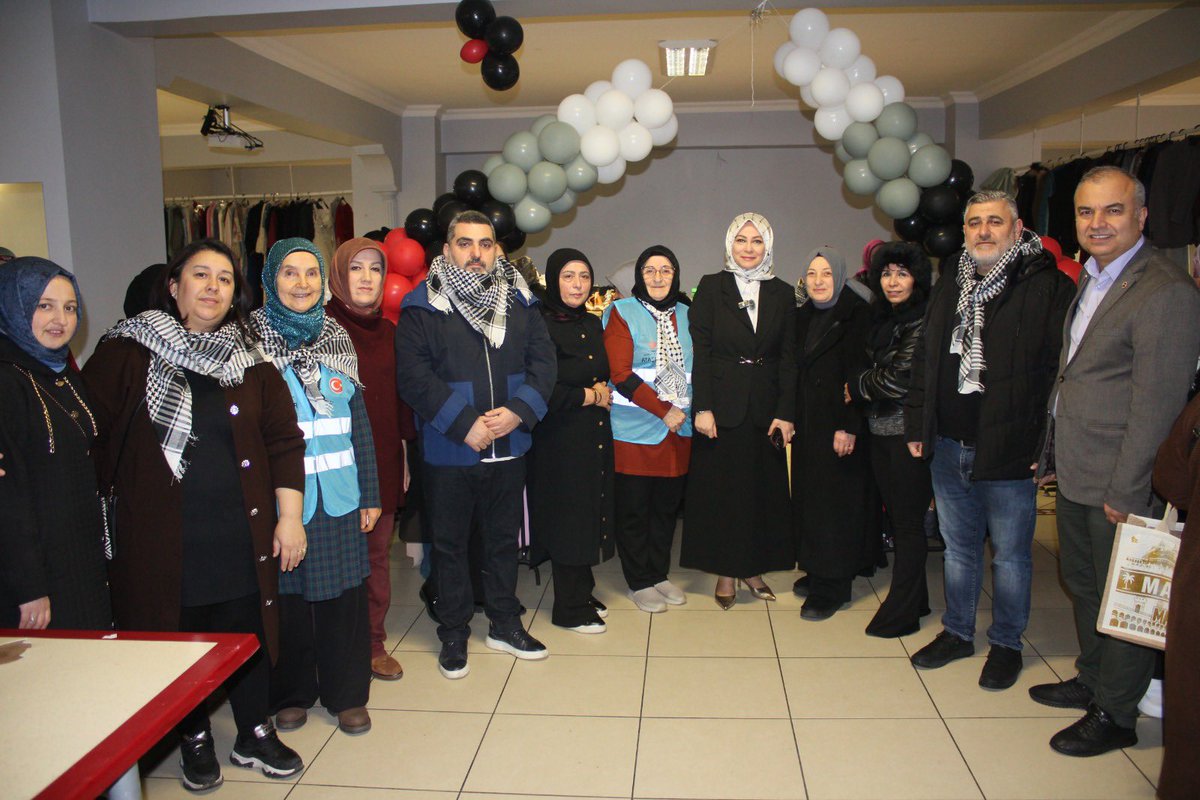 SedaBatal_24's tweet photo. “Kadın Eli Değerse, Umut Çoğalır/Gazze”

AK Parti Ataşehir İlçe Kadın Kolları Başkanlığı olarak, Ataşehir Müftülüğümüz himayelerinde 2 gün süren kermesimizi gerçekleştirdik.

İlçe Başkanımız @burakcifci34 başta olmak üzere, 3 kademe yönetimimize çok teşekkür ediyorum. https://t.co/6vhPxhZjDh
