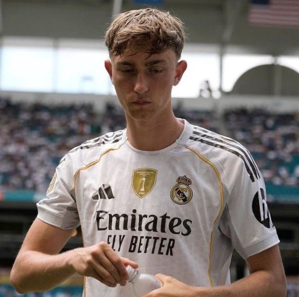 mahrezfort's tweet image. Bournemouth have scammed two clubs for the same ass give us back our fucking money you thieves