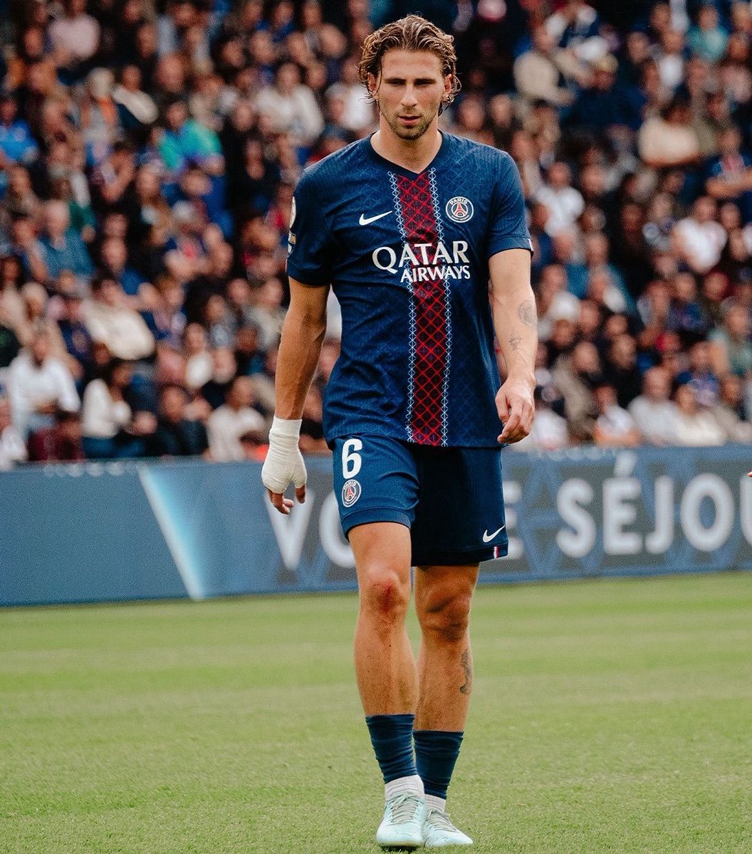 mahrezfort's tweet image. Bournemouth have scammed two clubs for the same ass give us back our fucking money you thieves