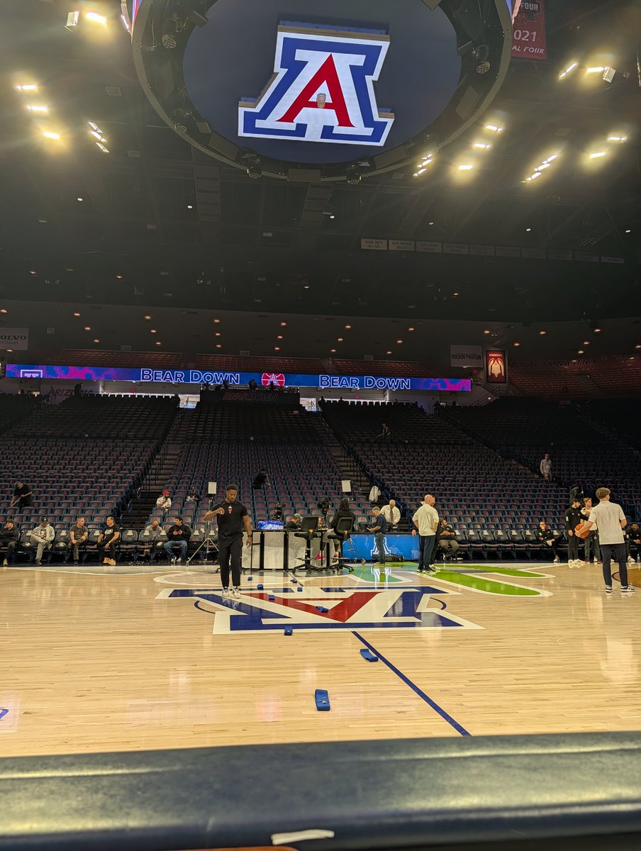 UAZVoice's tweet photo. Round 2! I prefer this vantage point. #BearDown #BeatTXTech @ArizonaMBB https://t.co/Wglm6krQ1Y