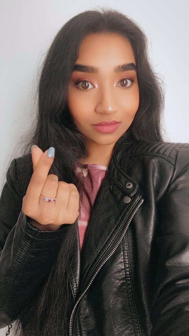 My digital heart is all yours for Valentine's... please don't break it!🫰🏽