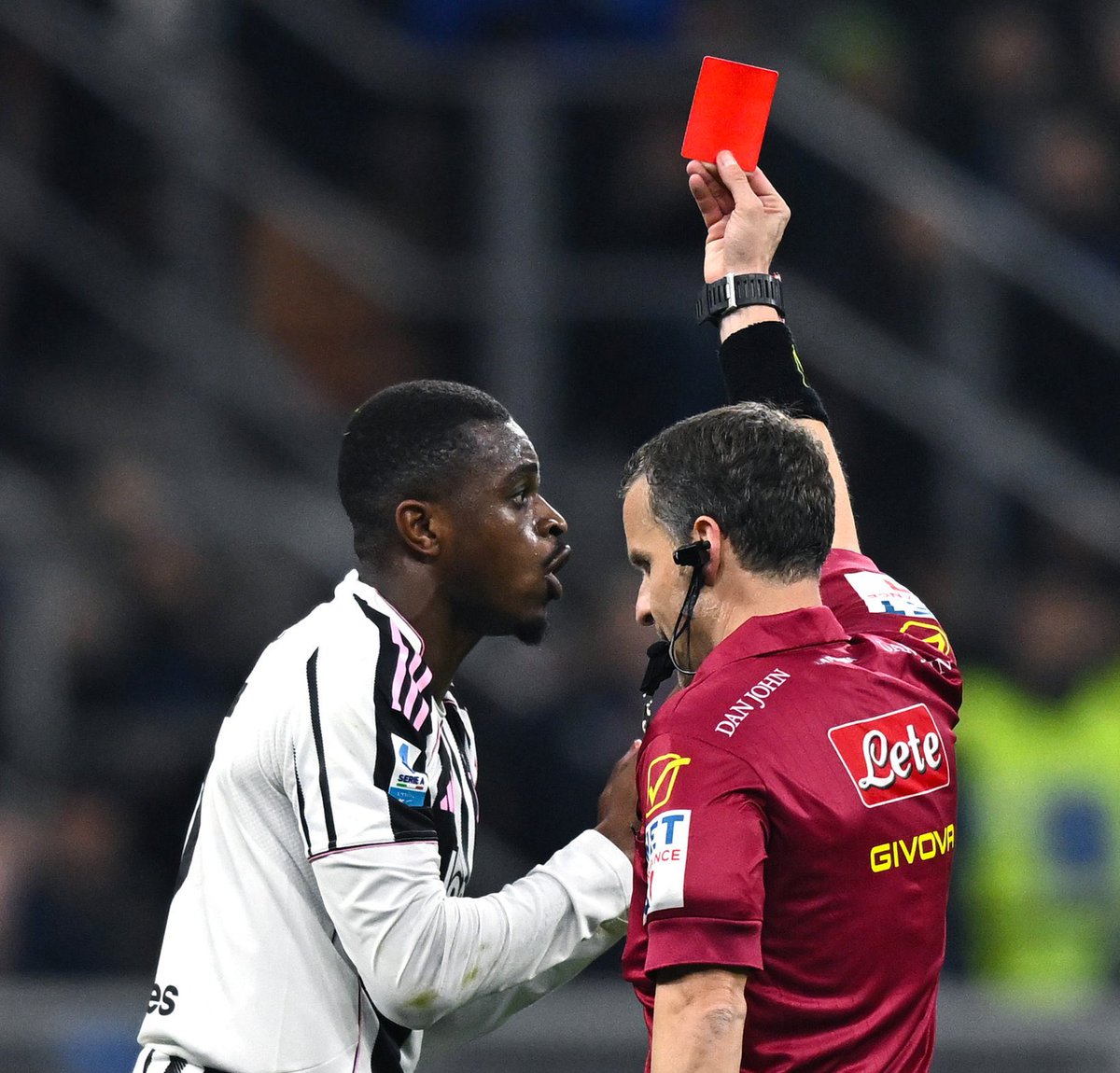 Footballdayy10's tweet photo. #Décla 🎙️: Luca Marelli (ancien arbitre) 🇮🇹 :

« Bastoni a voulu tromper l’arbitre et y est parvenu. Avec le nouveau protocole, cependant, la VAR aurait fait appel à LaPenna, qui aurait expulsé Bastoni pour un deuxième carton jaune, puisqu’il en avait déjà reçu un et qu’il aurait reçu un second pour simulation. »

(DAZN)