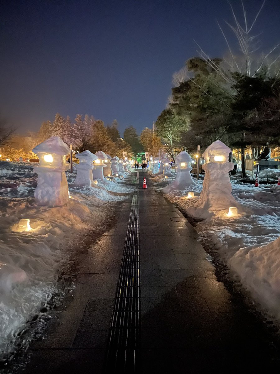 yamakobus's tweet photo. 昨夜の「上杉雪灯篭まつり」✨
今年もシャトルバス運行しています🚍🚍寒いけど心温まるような灯り🕯️
本日も開催していますのでぜひ皆さんお越しください🙂‍↕️
＃上杉雪灯篭まつり　＃米沢 https://t.co/NGzB0Wx1ri