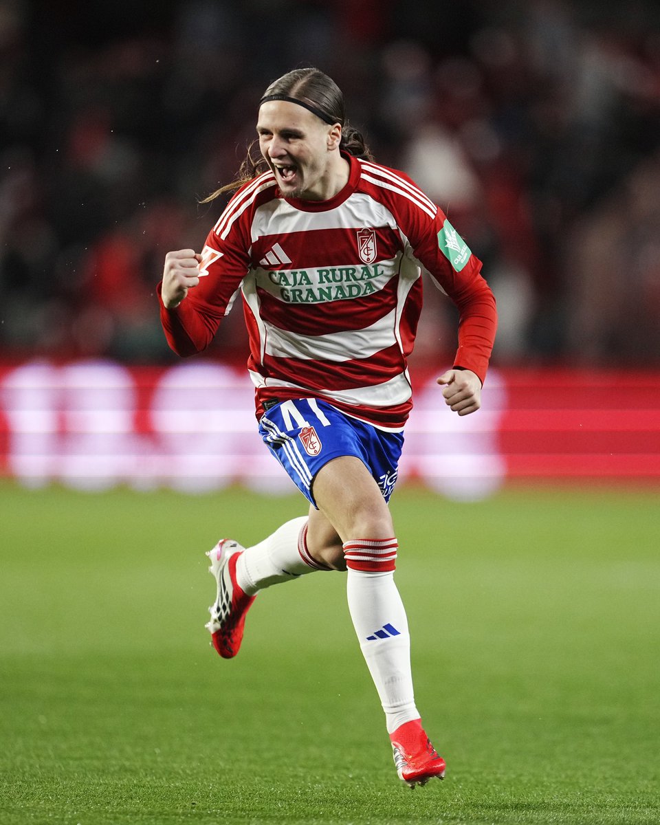 Izan González ante el Real Valladolid:

▪️1 gol
▪️1 tiro al palo
▪️45/48 pases precisos
▪️2 pases clave
▪️2 faltas provocadas
▪️3/3 duelos en el suelo ganados
▪️3/5 duelos aéreos ganados
▪️4 recuperaciones

Amor a primera vista. Qué bueno es 💎🔝