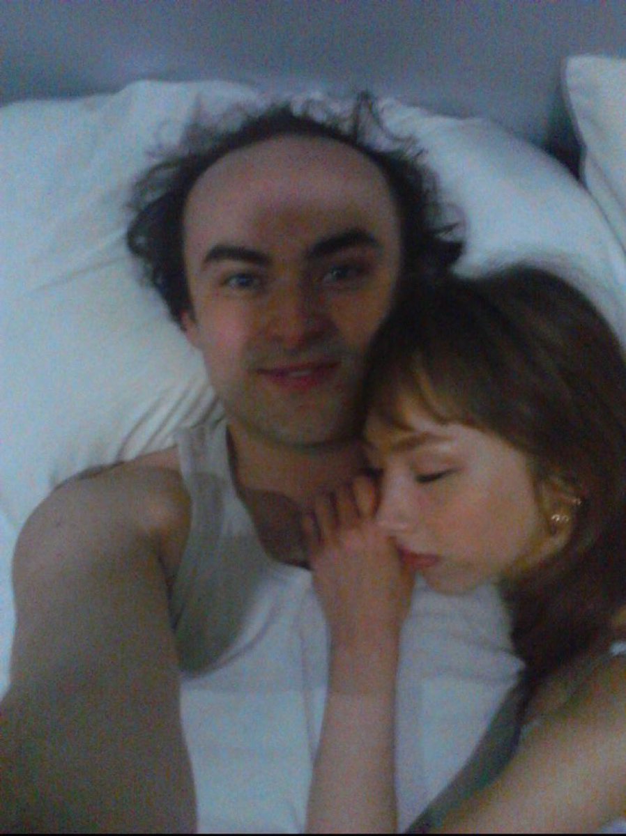 Buenas noches mi niña, sé que no verás esto porque no tienes Twitter,
Pero hoy me has hecho el hombre mas feliz del mundo, nuestro primer san Valentín y sé que no será el último 

Te amo Nerea ❤️