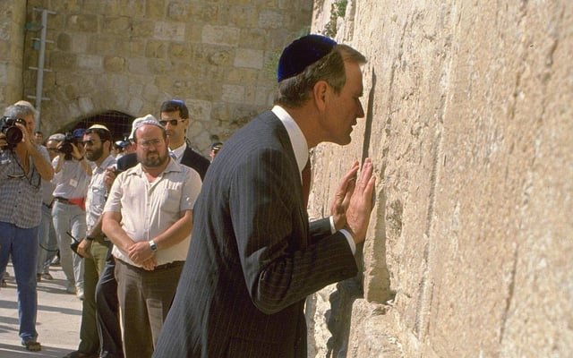 HowleyReporter's tweet photo. In August 2004, more than 3 years into his presidency, neocon president George W. Bush asked his father what "neocon" means.

Elder neocon George Bush described it thusly: "Israel."

According to Andrew Cockburn's book on Donald Rumsfeld: https://t.co/nJKqKMMEJ6