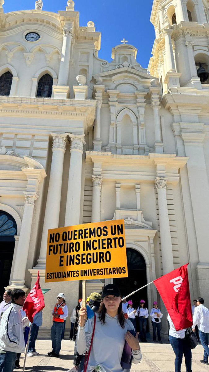 La marcha pacífica encabezada por familiares de nuestros compañeros mineros de Concordia, el sector minero unido; docentes y estudiantes de Ciencias de la Tierra; y sociedad en general, concluyó en una misa en la que cada oración fue un grito silencioso pidiendo justicia y paz