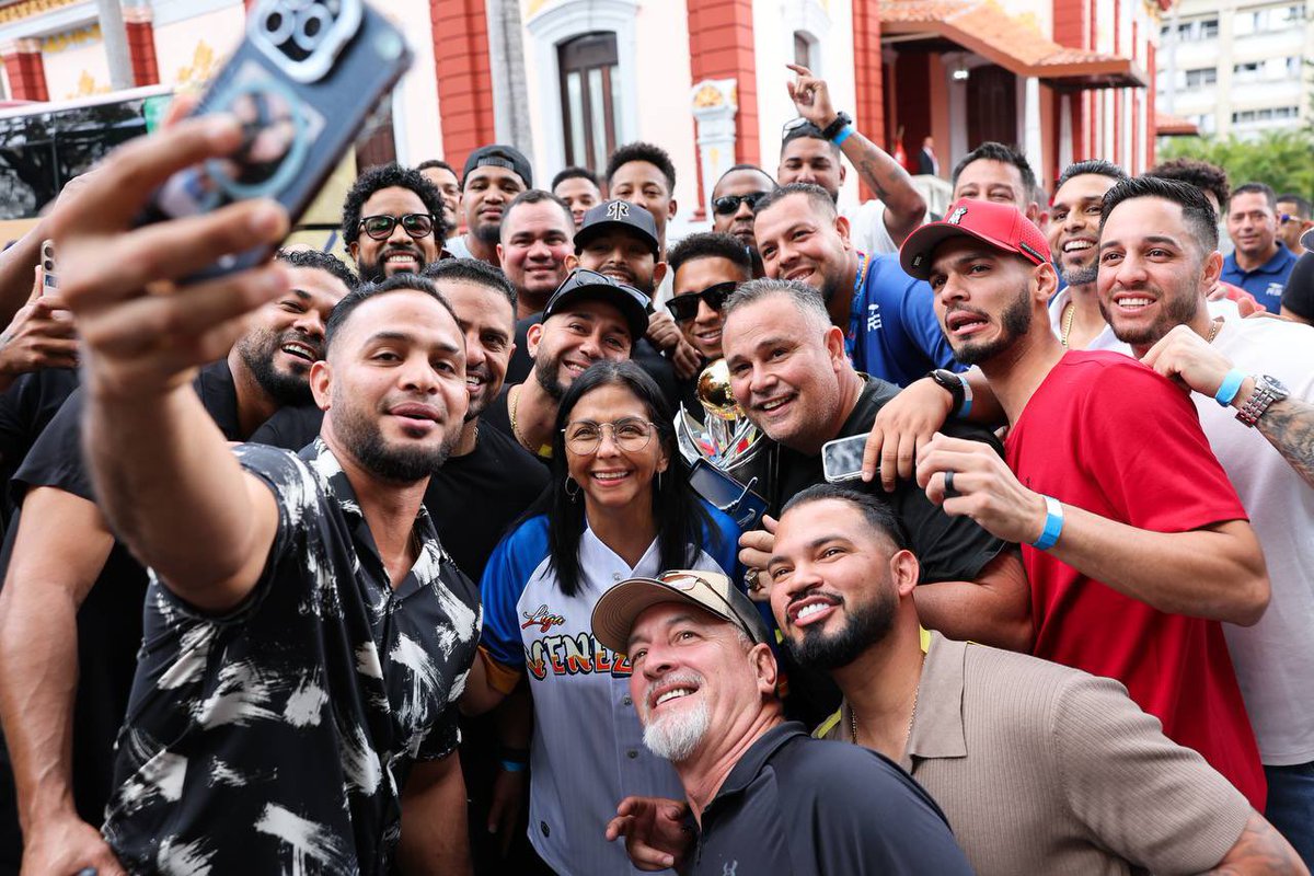 madeleintlSUR's tweet photo. La Presidenta (E) de Venezuela, Delcy Rodríguez recibió en el Palacio de Miraflores a los campeones de la Serie de las Américas, Los Magallanes el equipo campeón. 

Viva Venezuela. 

“Las fotos del día! La Presidenta recibe a los campeones 🇻🇪

La Serie de las Américas 2026 tiene nuevo monarca: Navegantes del Magallanes. Y es que el campeón de Venezuela no pudo lograrlo de otra manera sino con una remontada, imponiéndose al final por 10 a 9 a Caimanes de Barranquilla (Colombia) en el Estadio Monumental.”.