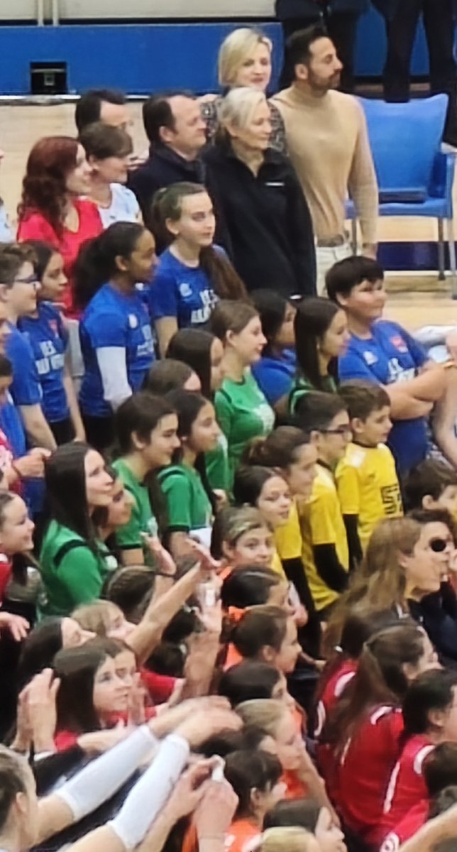 Lucrecia Arribas concejal de VOX Leganés en foto de grupo con el voleibol de Leganés..