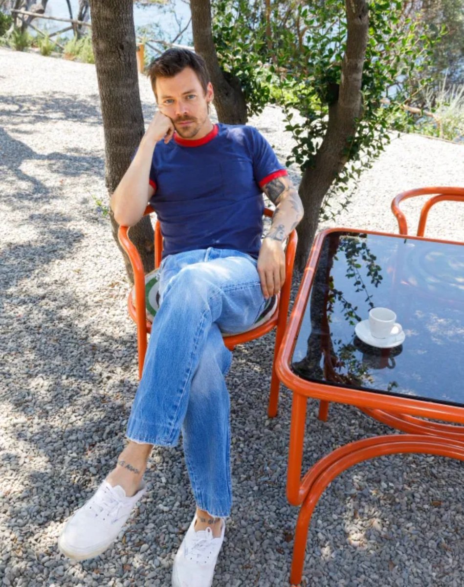 emma3000a's tweet photo. This lowkey looks like a missing person photo https://t.co/fDpND2U5U4
