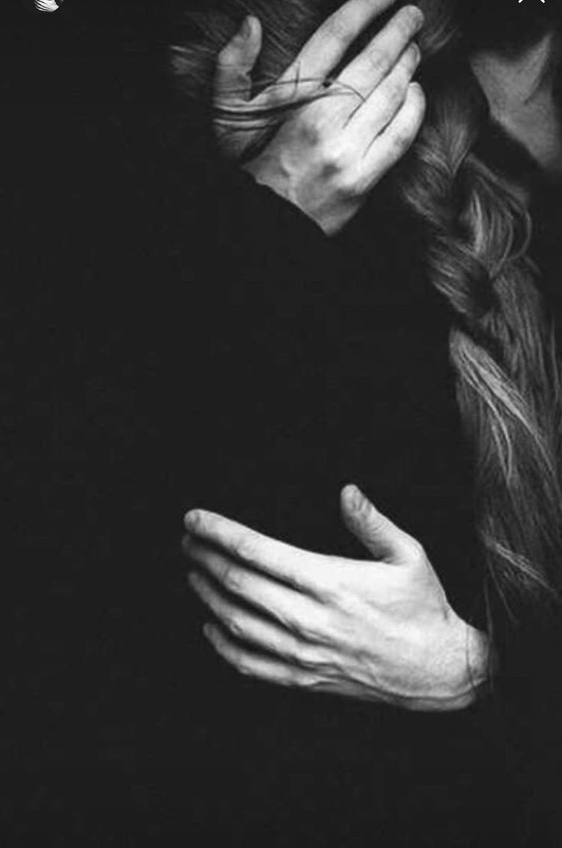 #بوح_آخر_الليل

كم مرّة مرّ الزمان ولم أعانقك، 
وكأنّ العمر واقف ينتظر دفء كتفيك