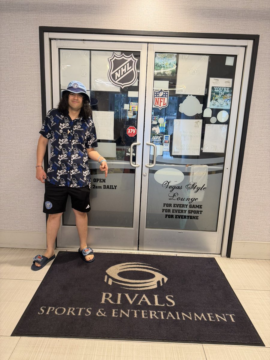 Tried watching the Brighton game in #Hawaii today, no luck finding a bar open at 10 AM in #Waikiki with a channel showing the game. Ran into a Scouse outside this bar facing the same dilemma as myself. Result didn’t go as planned but still in Hawaii so PHWOAR 😍#BHAFC #Honolulu